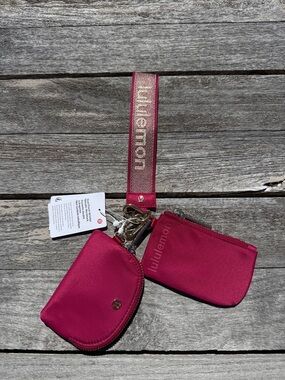 Lululemon Dual Pouch Wristlet Metallic Wordmark Berry Rumble pink 💖 Gold NWT